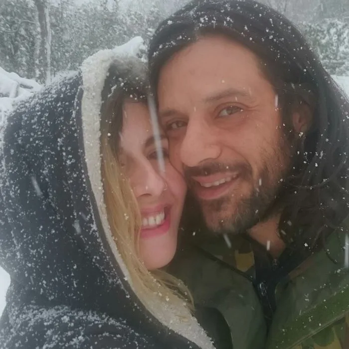 Ο ηθοποιός Σωκράτης Πατσίκας με τη σύζυγό του σε χιονισμένο τοπίο.