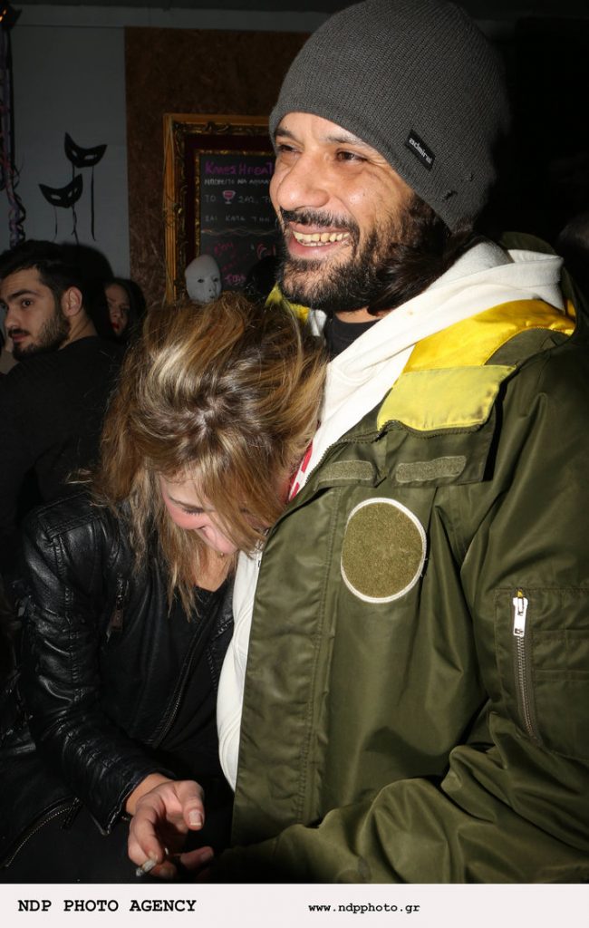 Ο ηθοποιός Σωκράτης Πατσίκας με γκρίζο σκούφο και λαδί μπουφάν σε νυχτερινή έξοδο.