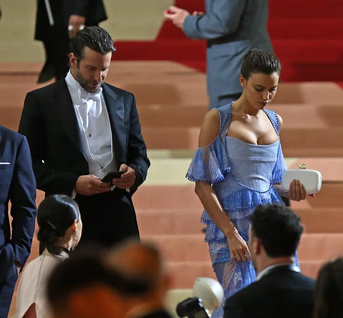 Η Irina Shayk και ο Bradley Cooper σε επίσημη εκδήλωση.