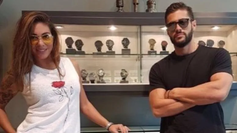 Η Ευρυδίκη Βαλαβάνη και ο Κωνσταντίνος Βασάλος σε κατάστημα με ρολόγια.
