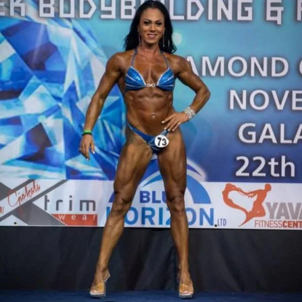 Γυναίκα bodybuilder σε διαγωνισμό σωματικής διάπλασης.