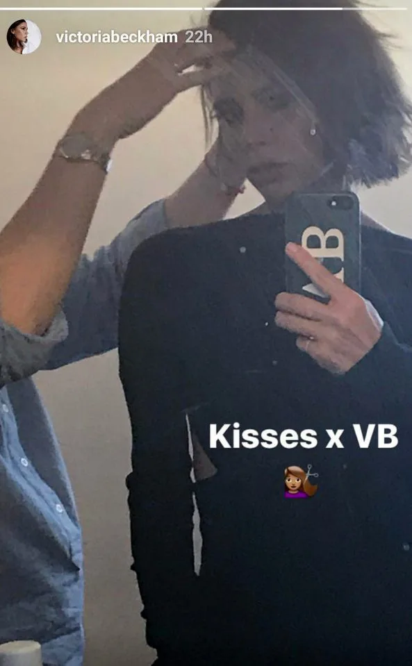 Η Victoria Beckham με νέο κοντό καρέ κούρεμα σε selfie καθρέφτη.