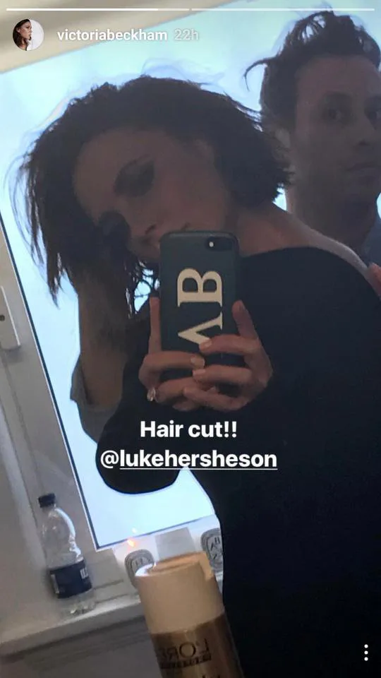 Η Victoria Beckham βγάζει selfie στον καθρέφτη δείχνοντας το νέο της κούρεμα.