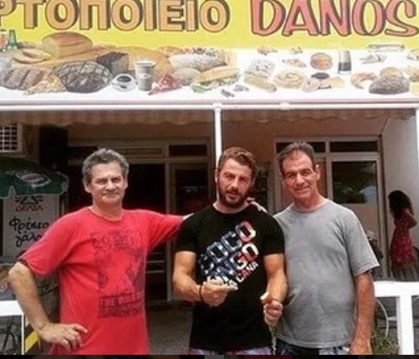 Ο Γιώργος Αγγελόπουλος (Ντάνος) με δύο άνδρες μπροστά από φούρνο στη Σκιάθο.