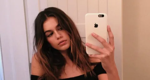 Η Kaia Gerber σε selfie φωτογραφία με το κινητό της.
