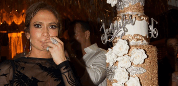 Η αποκαλυπτική Jennifer Lopez έκλεισε τα 48 κάνοντας twerk και χορεύοντας sexy με τον σύντροφό της