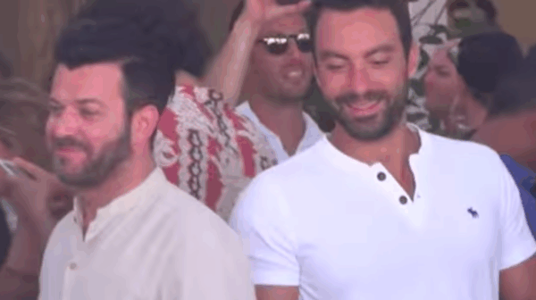 Δείτε το συρτάκι του Σάκη Τανιμανίδη στο party του γάμου του τούρκου παραγωγού στη Μύκονο