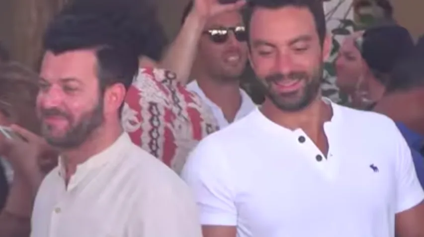 Ο Σάκης Τανιμανίδης σε πάρτι στη Μύκονο.