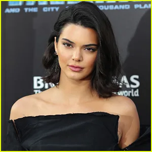 Η Kendall Jenner σε επίσημη εμφάνιση με μαύρο φόρεμα.