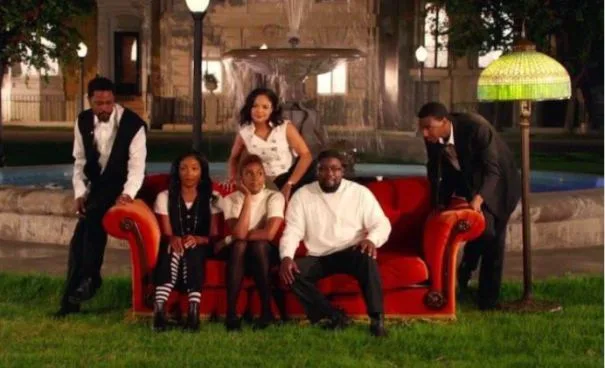 Σκηνή από το video clip Moonlight του Jay-Z με μαύρους πρωταγωνιστές σε σκηνικό που θυμίζει τη σειρά Τα Φιλαράκια.