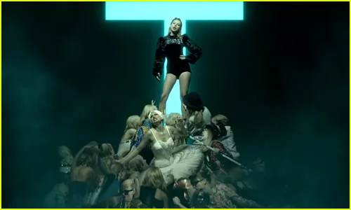 Η Taylor Swift στην κορυφή ενός βουνού από ανθρώπους στο video clip του Look What You Made Me Do.