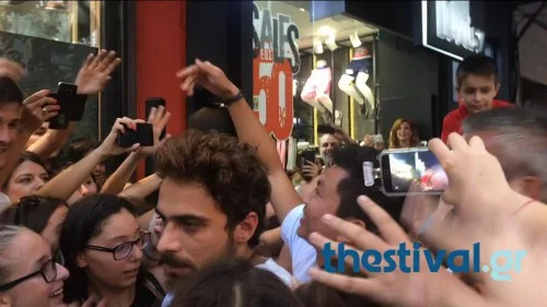 Ο Μάριος Πρίαμος Ιωαννίδης περιτριγυρισμένος από πλήθος κόσμου στη Θεσσαλονίκη.