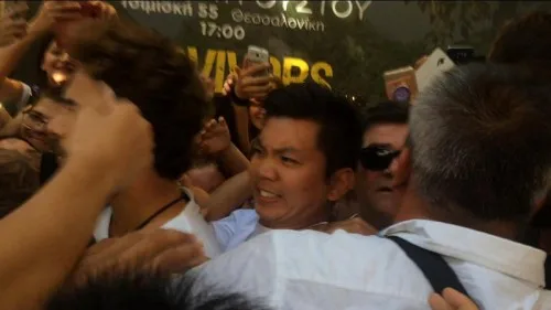 Ο Ορέστης Τσανγκ ανάμεσα σε πλήθος κόσμου στη Θεσσαλονίκη.
