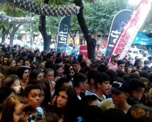 Πλήθος κόσμου συγκεντρωμένο έξω από κατάστημα στη Θεσσαλονίκη.
