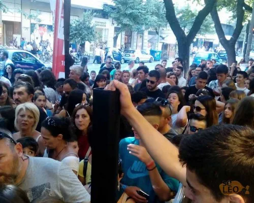 Πλήθος κόσμου συγκεντρωμένο έξω από κατάστημα στη Θεσσαλονίκη.