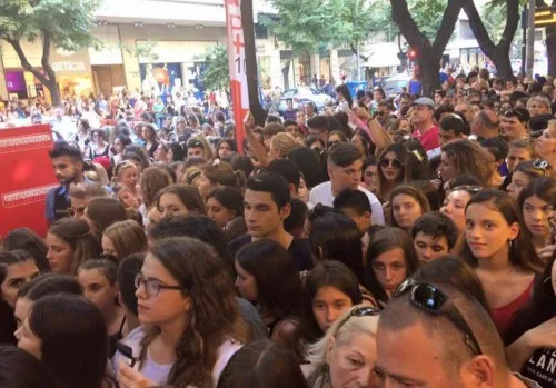 Μεγάλο πλήθος κόσμου συγκεντρωμένο σε κεντρικό δρόμο της Θεσσαλονίκης.