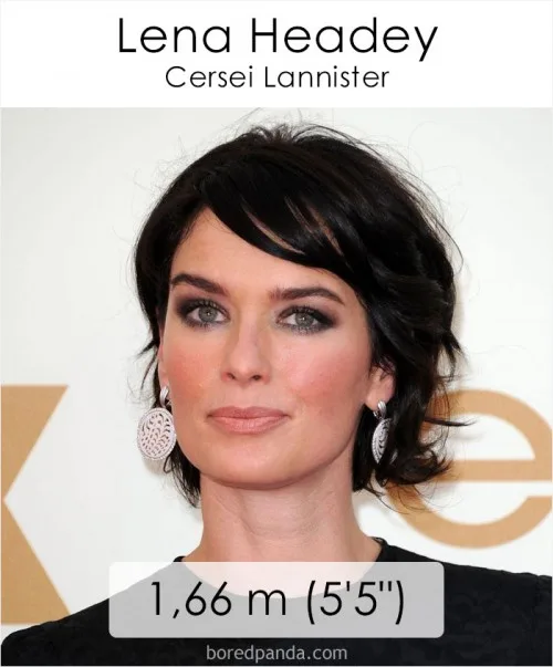 Η Lena Headey με κοντά μαύρα μαλλιά και σκουλαρίκια.
