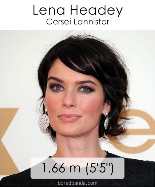Η Lena Headey με κοντά μαύρα μαλλιά και σκουλαρίκια.