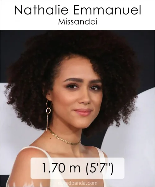 Η Nathalie Emmanuel σε επίσημη εμφάνιση με κείμενο που αναγράφει το ύψος της.