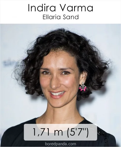 Η ηθοποιός Indira Varma χαμογελάει σε κοντινό πλάνο.