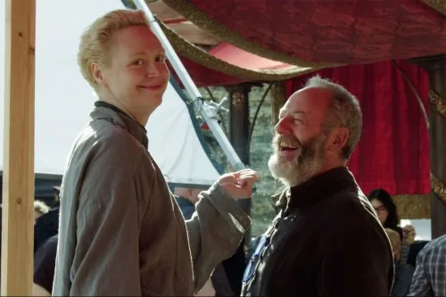 Στιγμιότυπο από τα γυρίσματα του Game of Thrones με δύο ηθοποιούς.