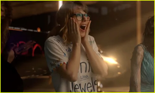 Η Taylor Swift με γυαλιά και λευκό t-shirt στο video clip Look What You Made Me Do.