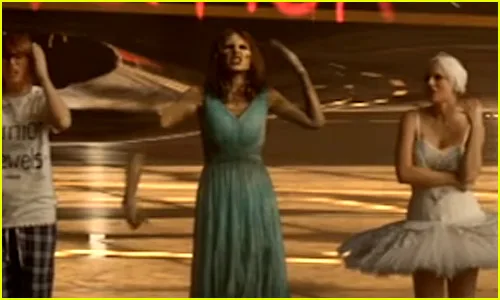 Η Taylor Swift σε τρεις διαφορετικούς ρόλους από το video clip Look What You Made Me Do.