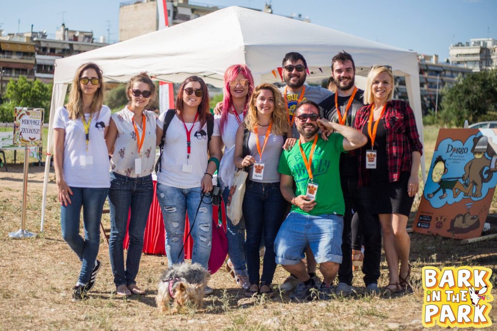 Η ομάδα του Doggo σε εκδήλωση Bark in the Park.