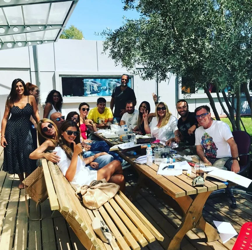 Η Κατερίνα Καινούργιου με την ομάδα της σε εξωτερικό χώρο.