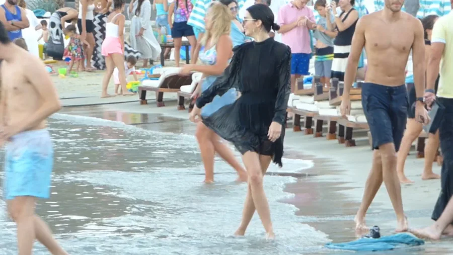 Η Kendall Jenner με μαύρο φόρεμα στην παραλία της Μυκόνου.