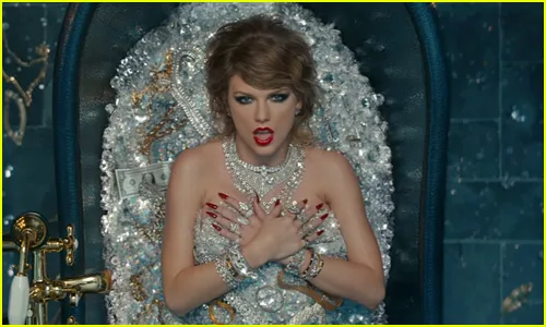 Η Taylor Swift σε μπανιέρα γεμάτη διαμάντια και κοσμήματα.