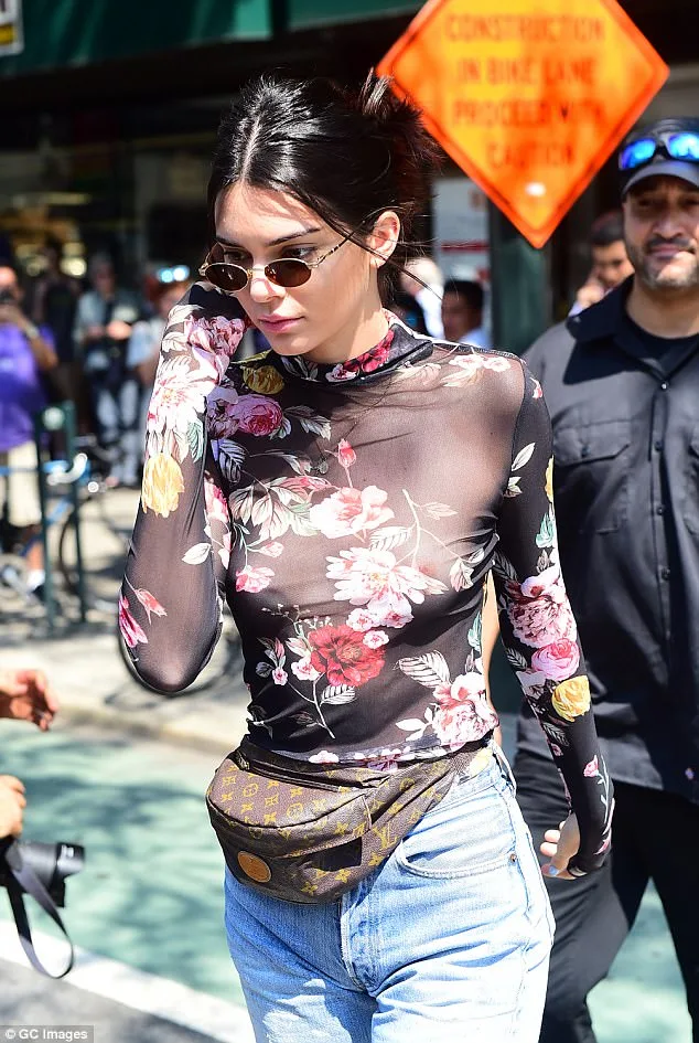 Η Kendall Jenner με διάφανη φλοράλ μπλούζα και τσαντάκι μέσης στη Νέα Υόρκη.