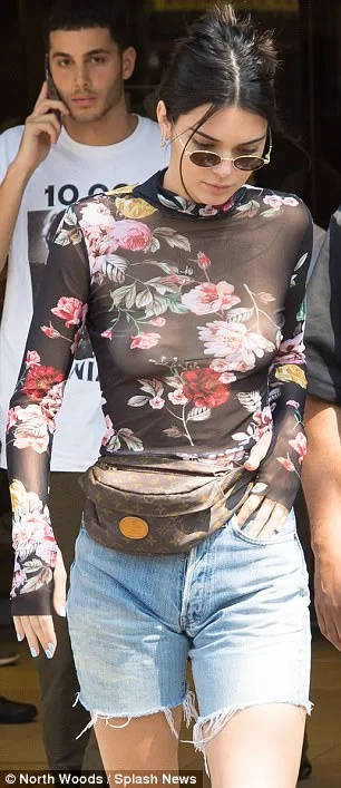 Η Kendall Jenner με σιθρού φλοράλ μπλούζα και τζιν σορτς στη Νέα Υόρκη.