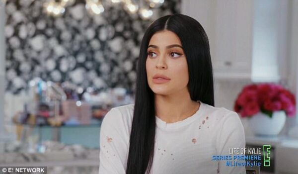Η Kylie Jenner αποκαλύπτει ότι βλέπει ψυχολόγο για να χειριστεί την πίεση της δημοσιότητας
