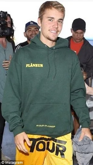 Ο Justin Bieber με πράσινο φούτερ και κίτρινο σορτς.