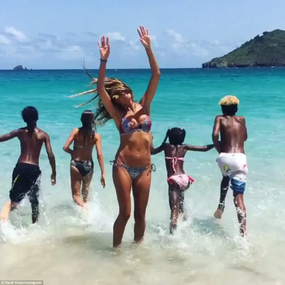 Η Heidi Klum με τα παιδιά της στην παραλία.