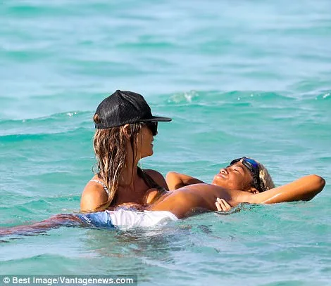 Η Heidi Klum στη θάλασσα με τον γιο της Henry.