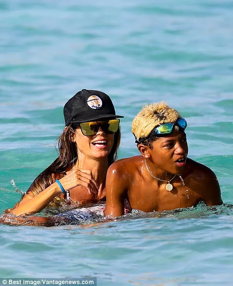 Η Heidi Klum και ο γιος της Henry στη θάλασσα.