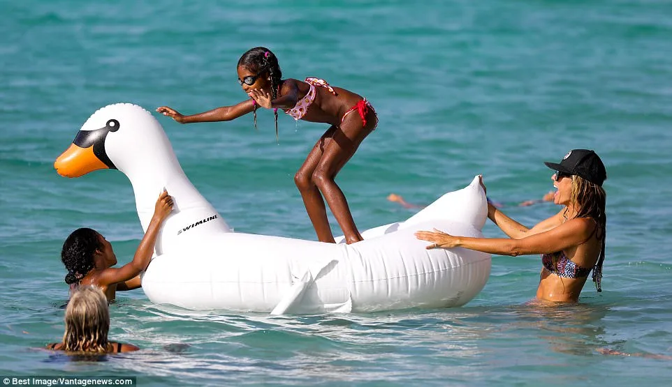 Η Heidi Klum στη θάλασσα με παιδιά και ένα φουσκωτό κύκνο.