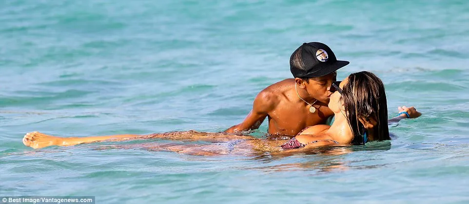 Η Heidi Klum φιλάει τον γιο της Henry στη θάλασσα.