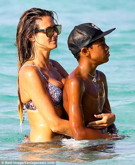 Η Heidi Klum αγκαλιάζει τον γιο της Henry στη θάλασσα.