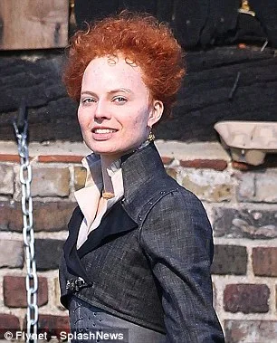 Η Margot Robbie με κόκκινα σγουρά μαλλιά και κοστούμι εποχής στα γυρίσματα της ταινίας Mary Queen Of Scots.