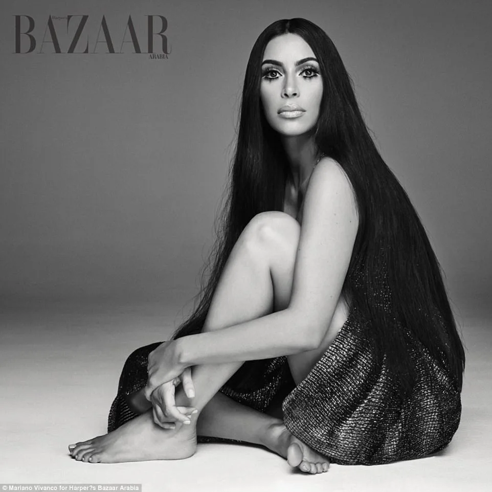 Η Kim Kardashian σε ασπρόμαυρη φωτογράφιση για το Harper's Bazaar Arabia.