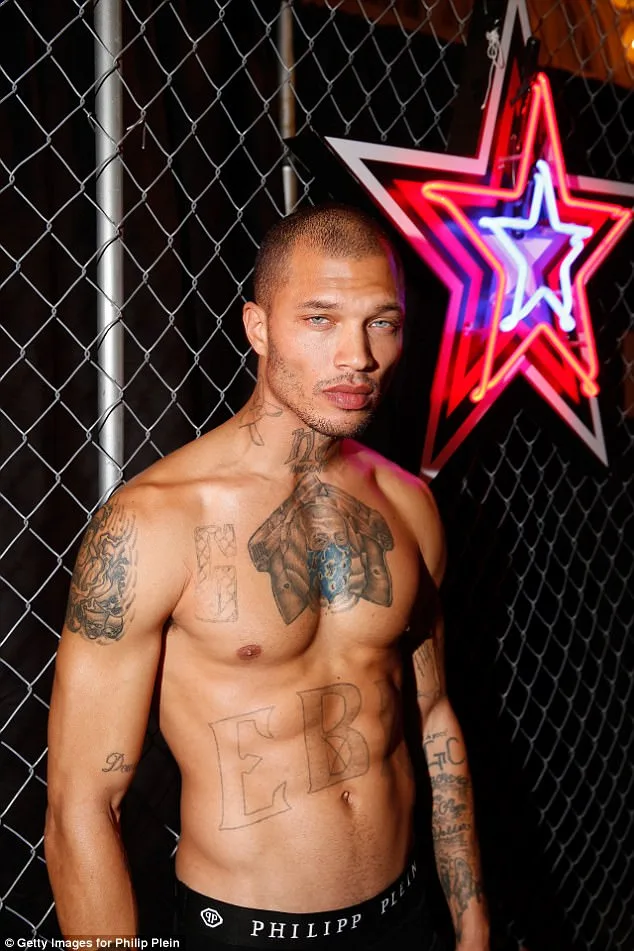Jeremy Meeks με τατουάζ μπροστά από συρματόπλεγμα και φωτεινό αστέρι.