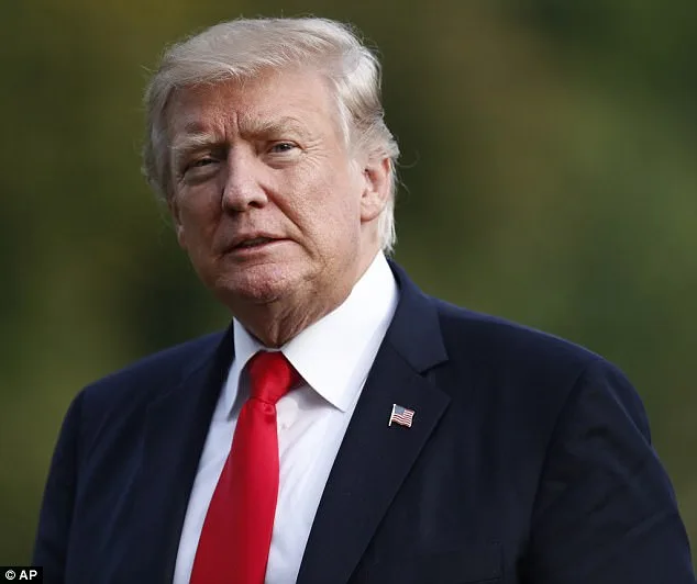 Ο Donald Trump με κοστούμι και κόκκινη γραβάτα