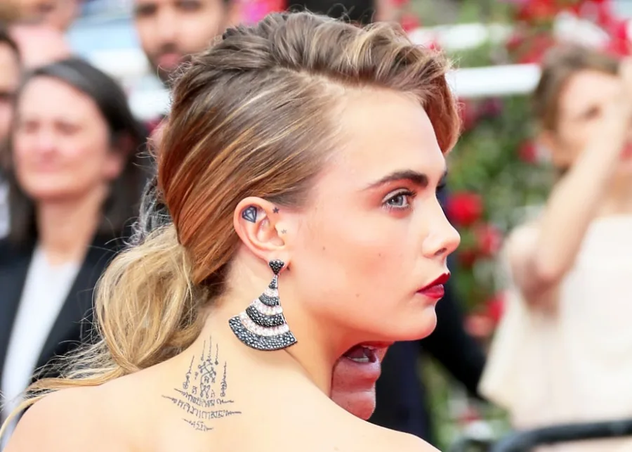 Η Cara Delevingne με τατουάζ στον αυχένα και το αυτί