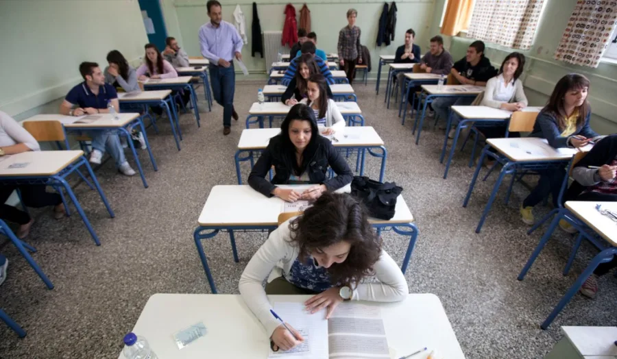 Μαθητές σε αίθουσα σχολείου κατά τη διάρκεια εξετάσεων.
