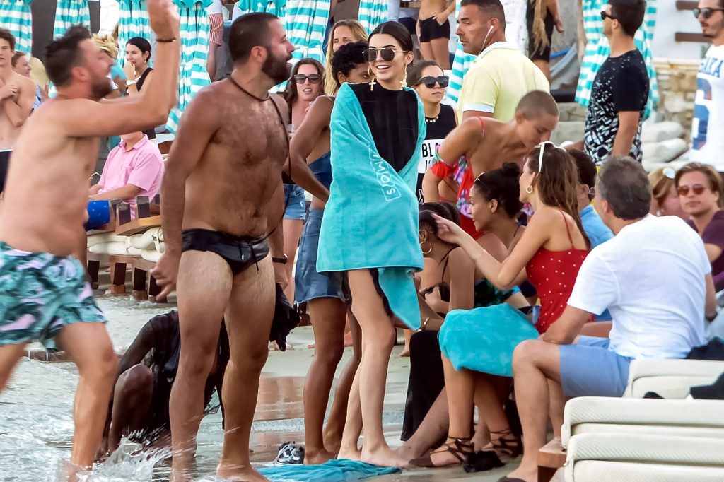 Η Kendall Jenner στη Μύκονο τυλιγμένη με γαλάζια πετσέτα ανάμεσα σε κόσμο.