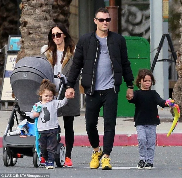 Η Megan Fox με τα παιδιά της και τον σύντροφό της, απολαμβάνουν μια βόλτα, μοιράζοντας στιγμές οικογενειακής ευτυχίας.
