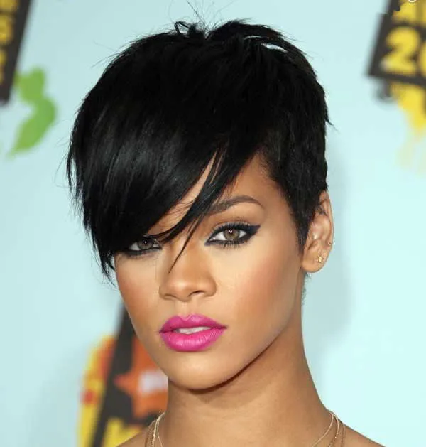 Κοντινό πλάνο της Rihanna με κοντό μαύρο κούρεμα και έντονο μακιγιάζ.